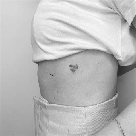 tatuajes en el pecho pequeos para mujeres|Pequeños tatuajes en el pecho